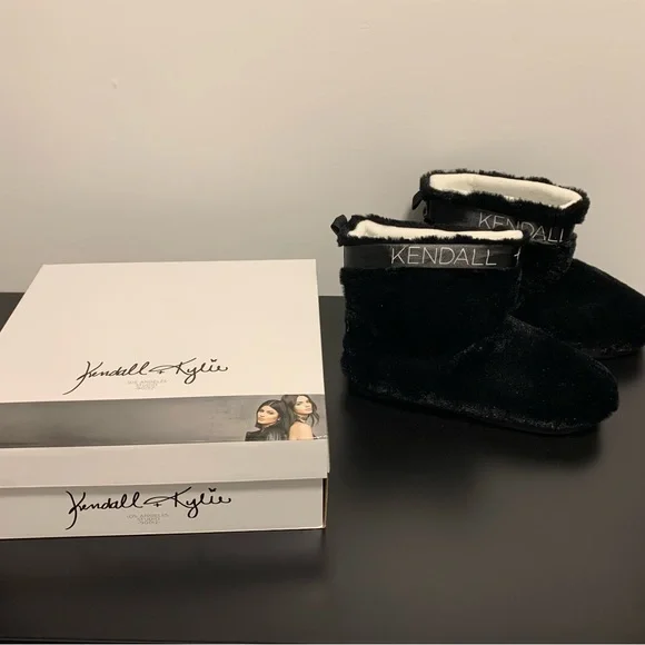 Slippers - Picture 1 of 8